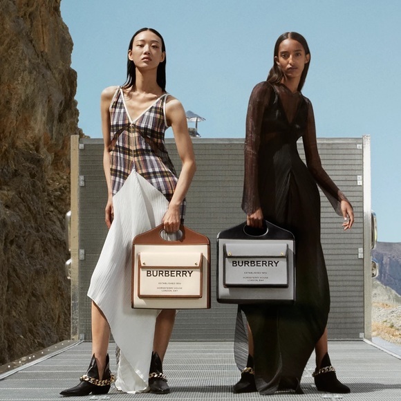 🔴SOLD🔴 BURBERRY Medium Pocket Logo Canvas and Leather Tote - Picture 3 of 16